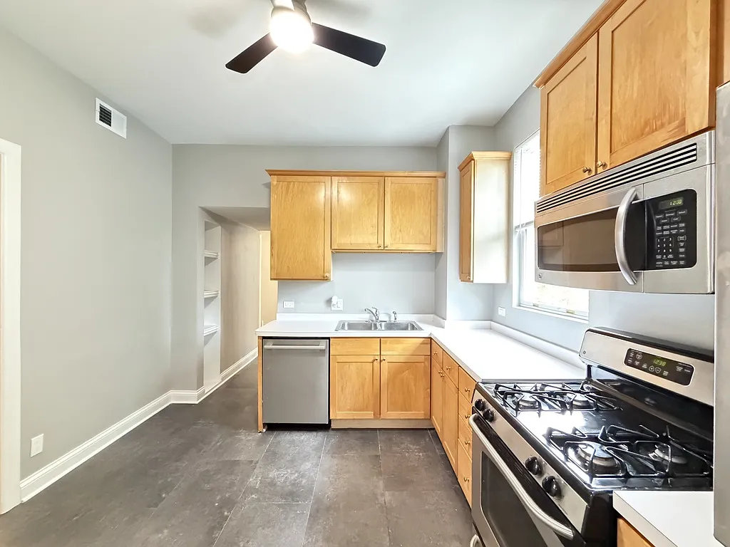 2101 W Montrose Ave — Photo 4