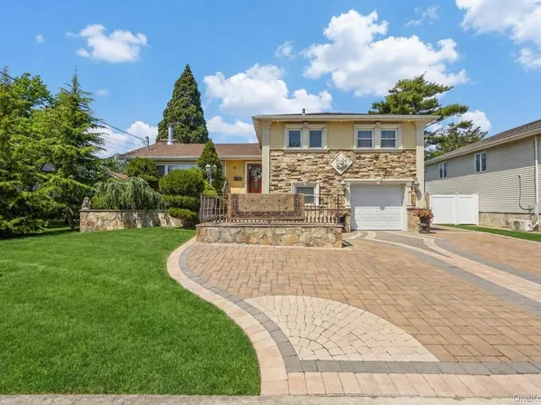 16 Tudor Road, Hicksville, NY 11801