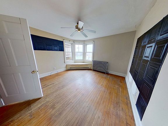 3rd image of 983 E Philadelphia St Floor 1
