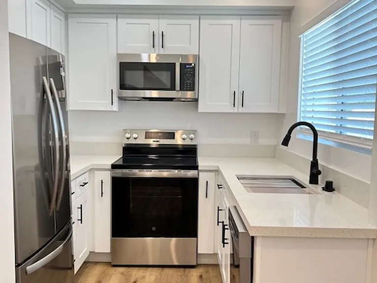 140 W Hyde Park Blvd — Photo 4