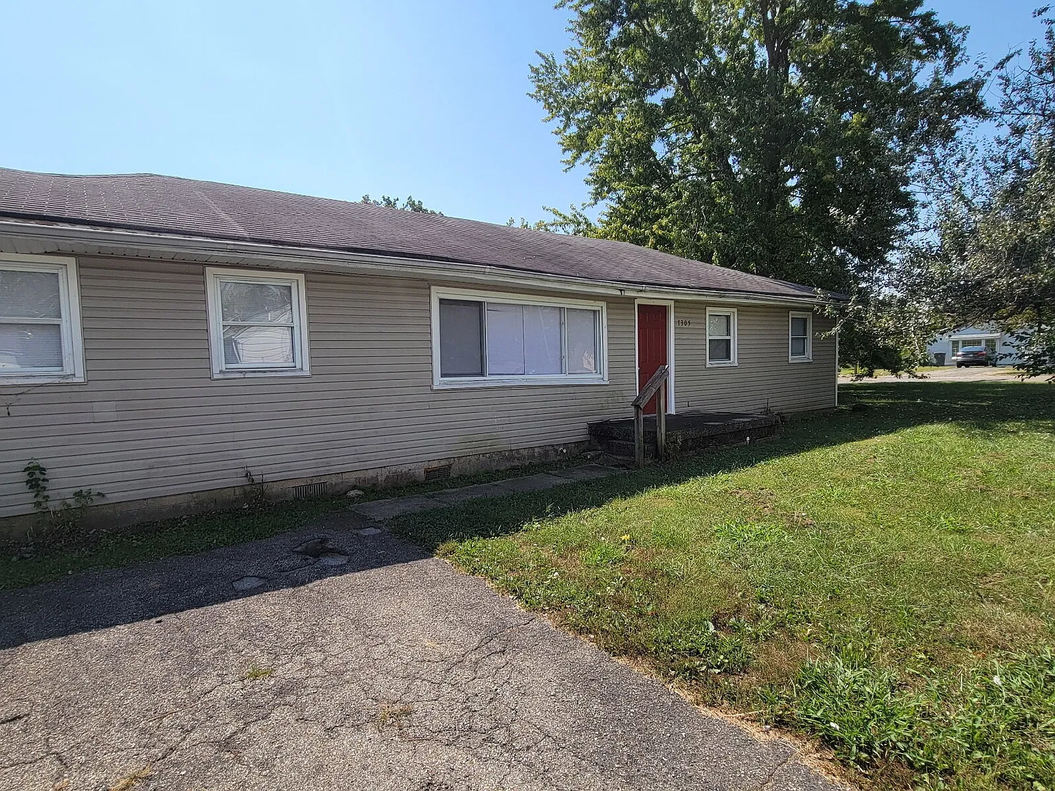 3 bed, 1.0 bath, $1,025 — Photo 1