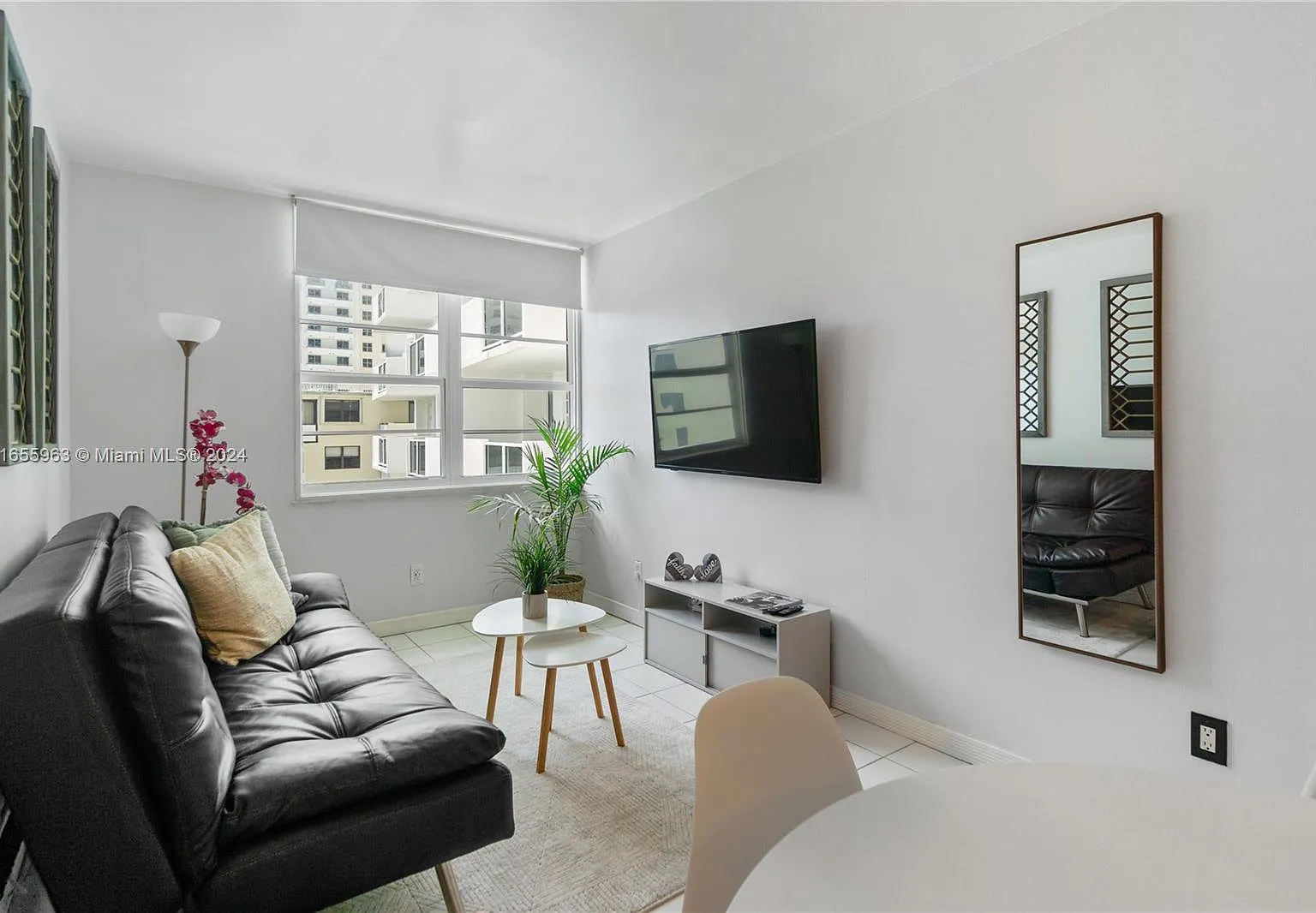 The Decoplage Condo — Photo 2