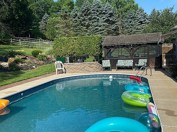 Screen house with electric