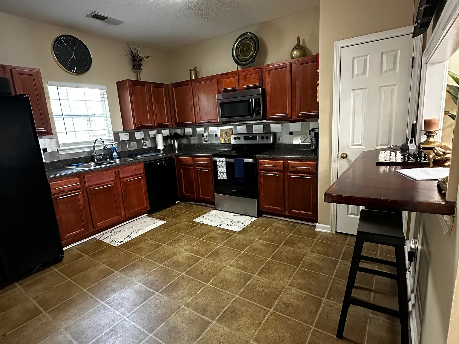 4 bed, 1600 sqft, $1,950 — Photo 4