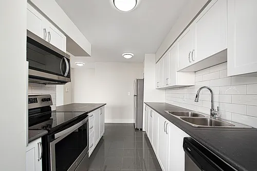 79 Thorncliffe Park Dr Photo 1