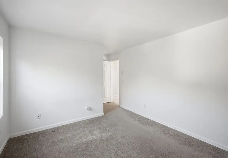 2010 Grammercy Ave — Photo 12