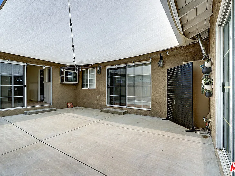15601 Morrison St — Photo 14