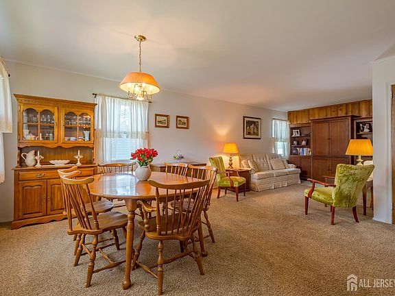 4th image of 4 Madeline Ave