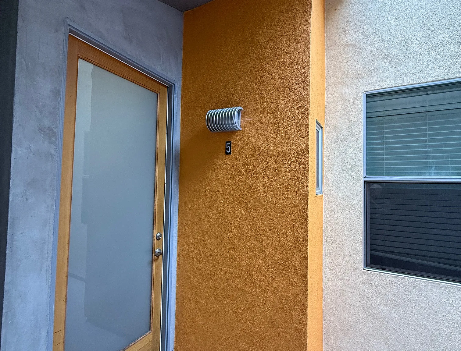 3 bed, 2.5 bath, 1300 sqft, $5,650 — Photo 3
