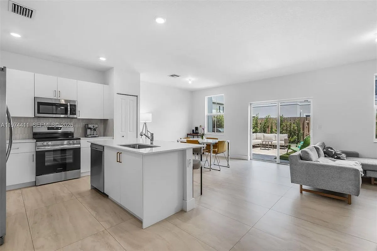3 bed, 3.0 bath, 1344 sqft, $3,500 — Photo 3