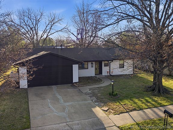 3rd image of 1109 N Hickory Pl