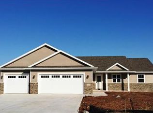 2438 Maple Grove Dr, Neenah, WI 54956