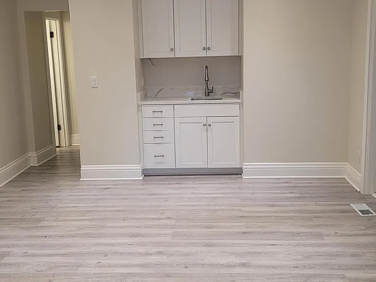 Wet-Bar w/sink in the 13' x 13' Dining room