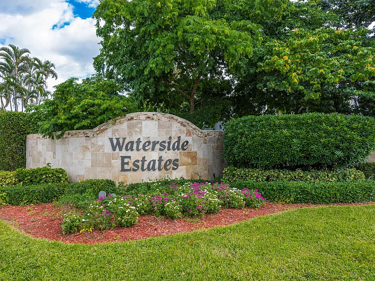 2471 Waterside Dr — Photo 3