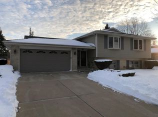 1101 W Willow Ln, Mount Prospect, IL