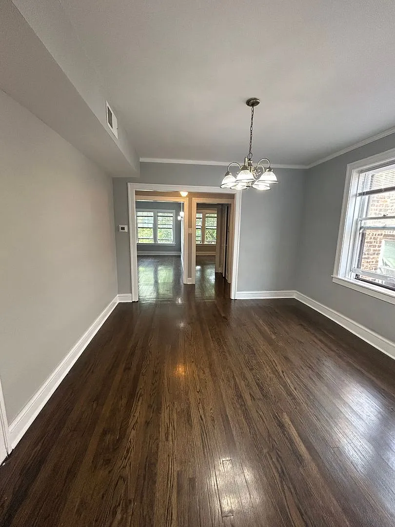 Horner Park Huge 2-Bedroom / 1-Bath + Den In-Unit W/D Available Now! — Photo 3