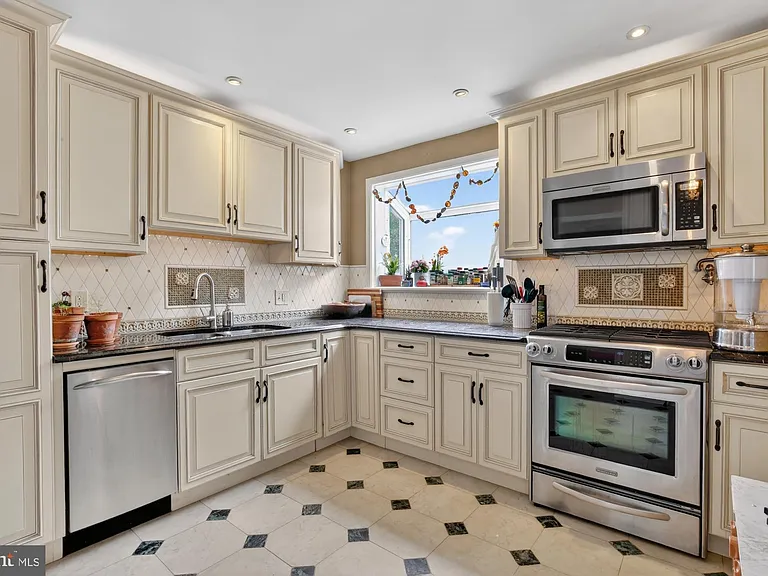 3455 W Queen Ln — Photo 10