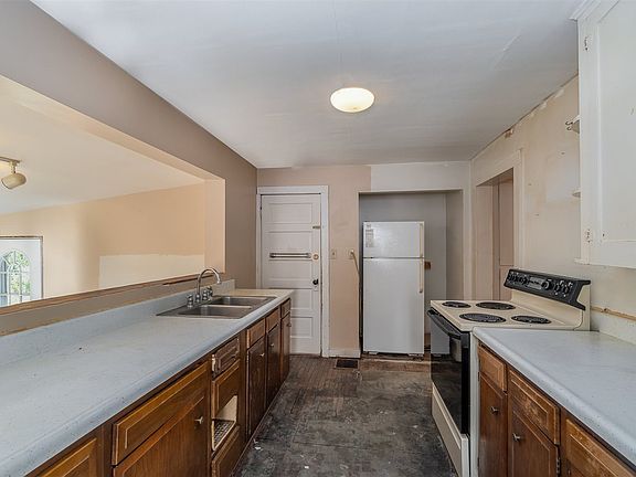 3rd image of 1307 Fournie St
