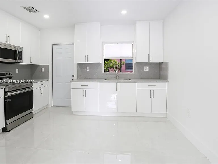 995 SW 14th Ave #995 — Photo 8
