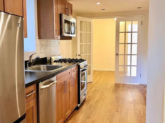 3rd image of 113 Saint Marks Pl APT 3E