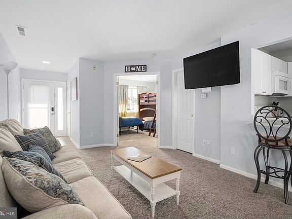 5th image of 14301 Tunnel Ave Unit 3E