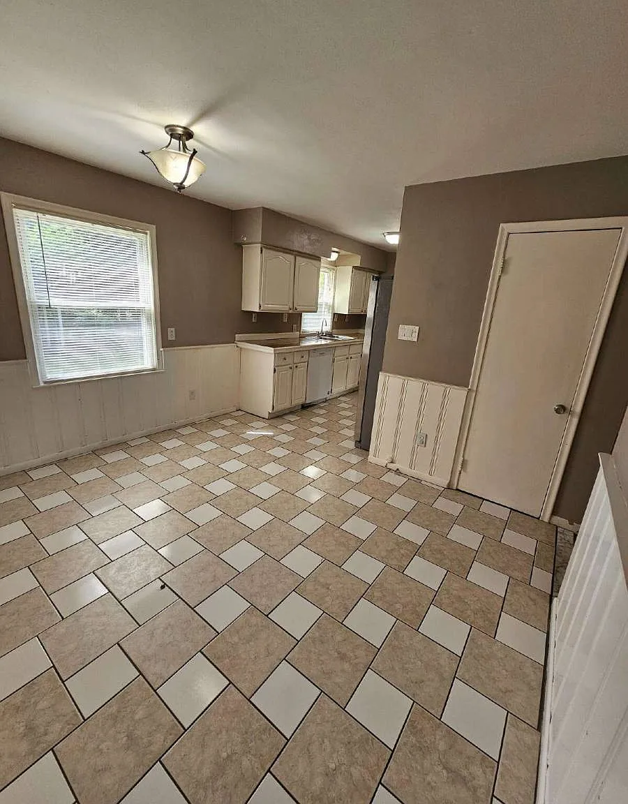 2125 W 14 Mile Rd in Royal Oak, MI 48073 — Photo 3