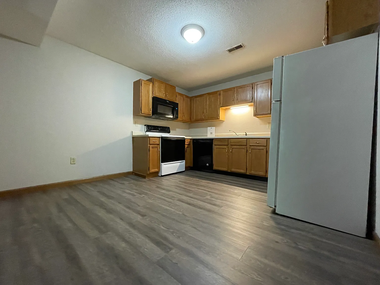 2 bed, 900 sqft, $995 — Photo 3