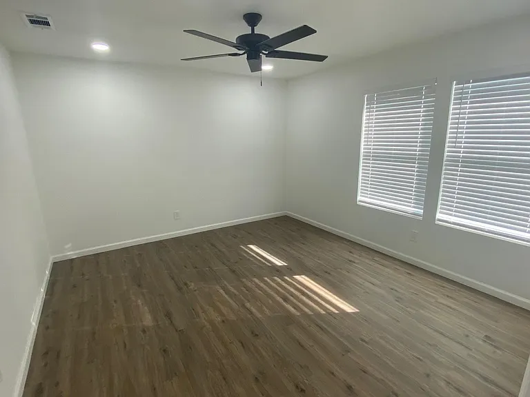 1506 Edwards St — Photo 12