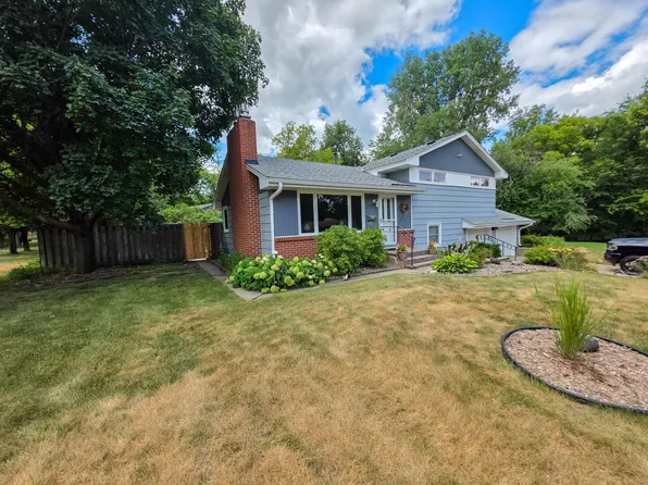 5033 Overlook Dr, Bloomington, MN 55437