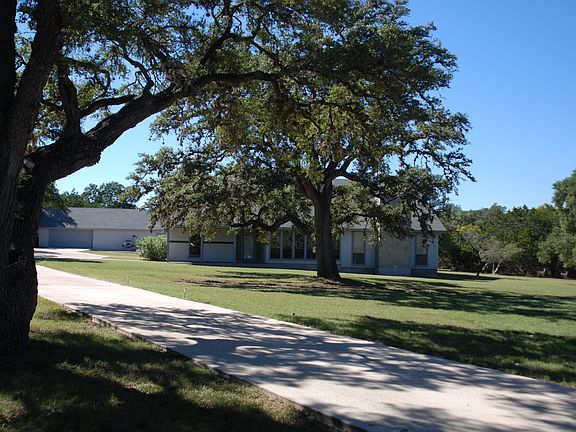 View entering the driveway