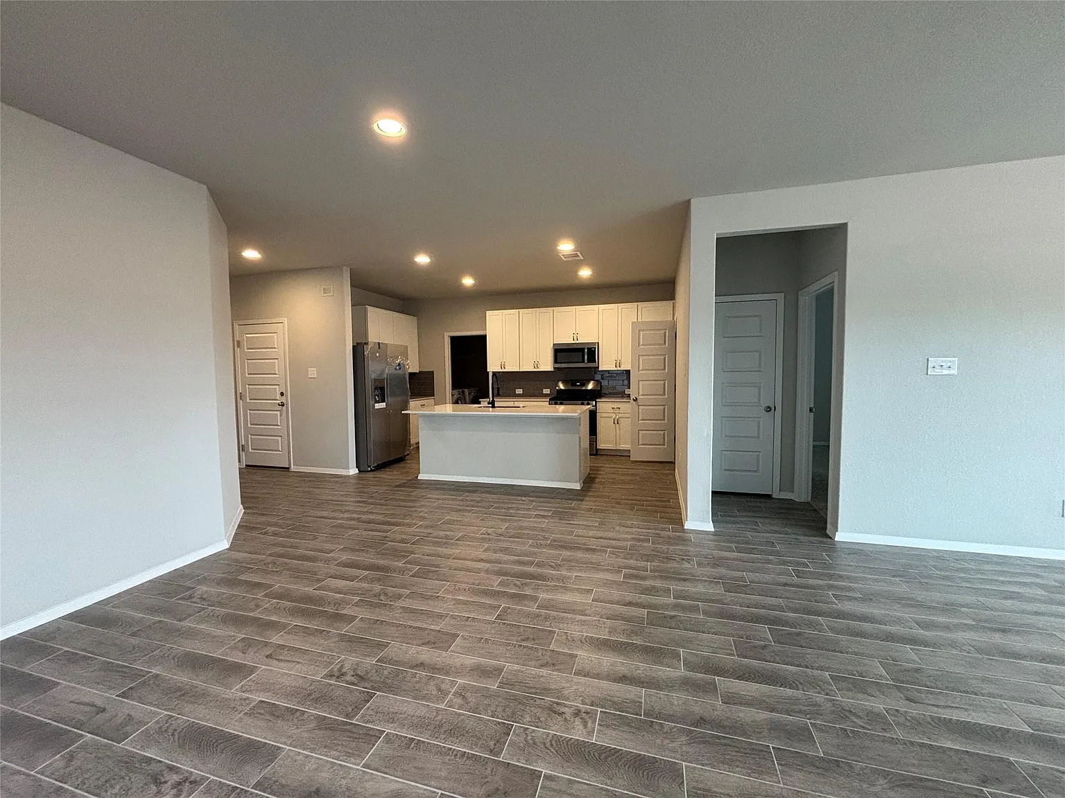 3 bed, 2.0 bath, 1754 sqft, $2,350 — Photo 3