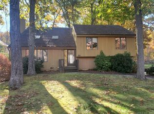32 Hideaway Ln, Hamden, CT 06518