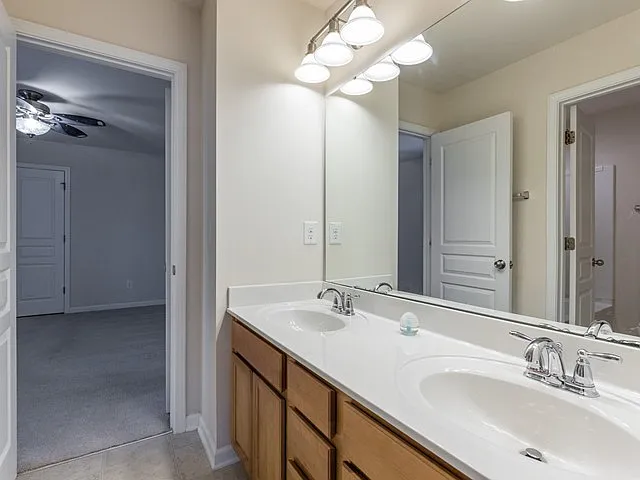 416 Charleville Ct — Photo 34