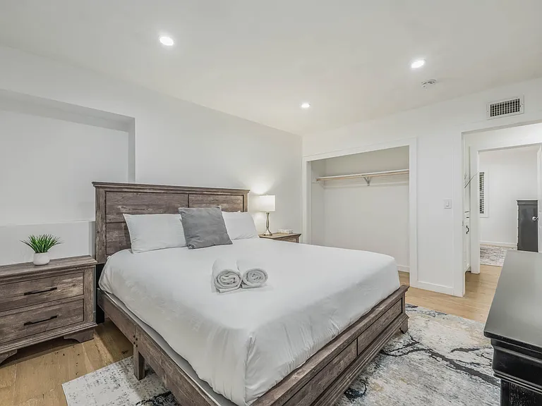 10146 Amestoy Ave — Photo 33