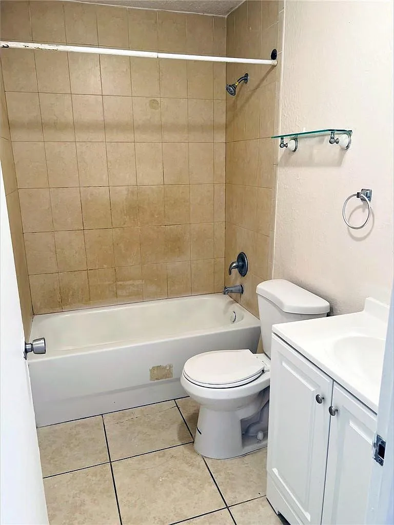 3 bed, 2.0 bath, 990 sqft, $2,400 — Photo 3