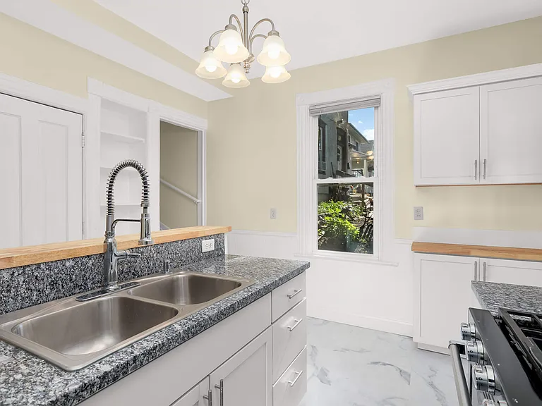 460 Beaumont St — Photo 27
