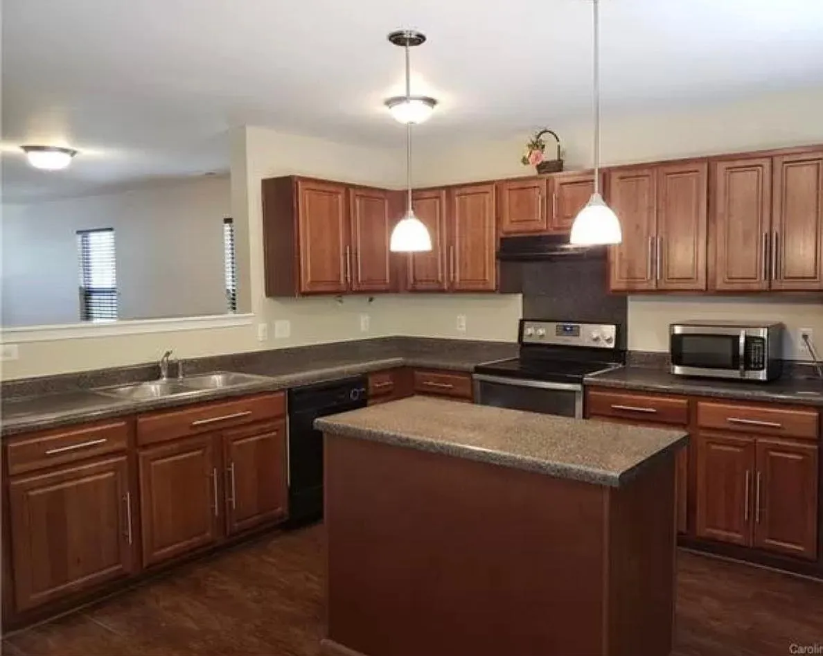 3 bed, 2.5 bath, 2098 sqft, $2,200 — Photo 4