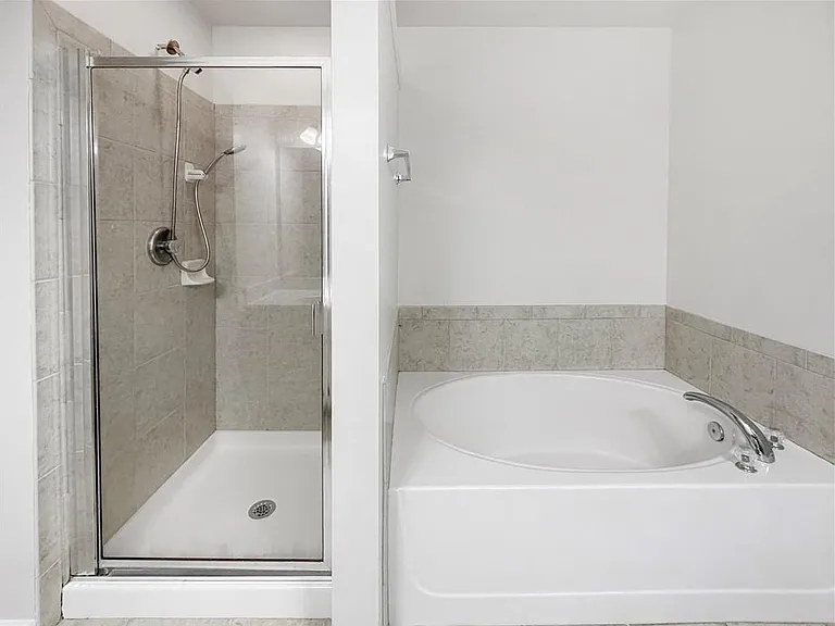 2425 Fairlie Dr — Photo 20