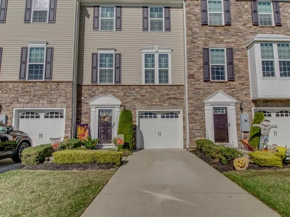 58 Village Green Ln, Sicklerville, NJ 08081