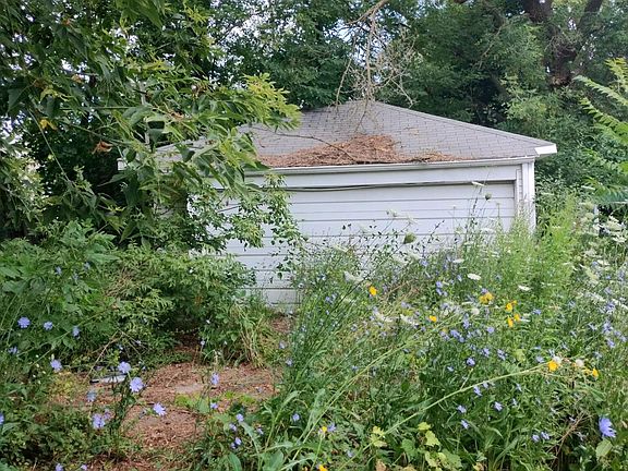 3rd image of 2202 Swayze St