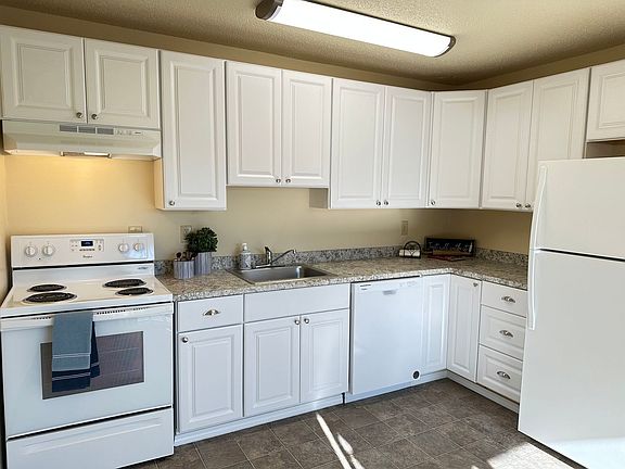 2nd image of 380 E Clarendon St #380