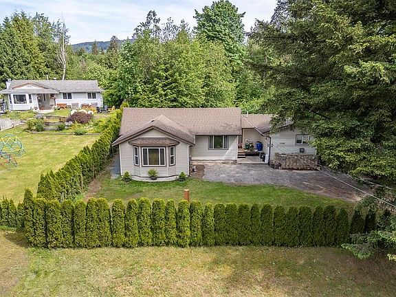 2nd image of 33581 Dewdney Trunk Rd