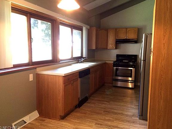4th image of 211 Middlefield Dr