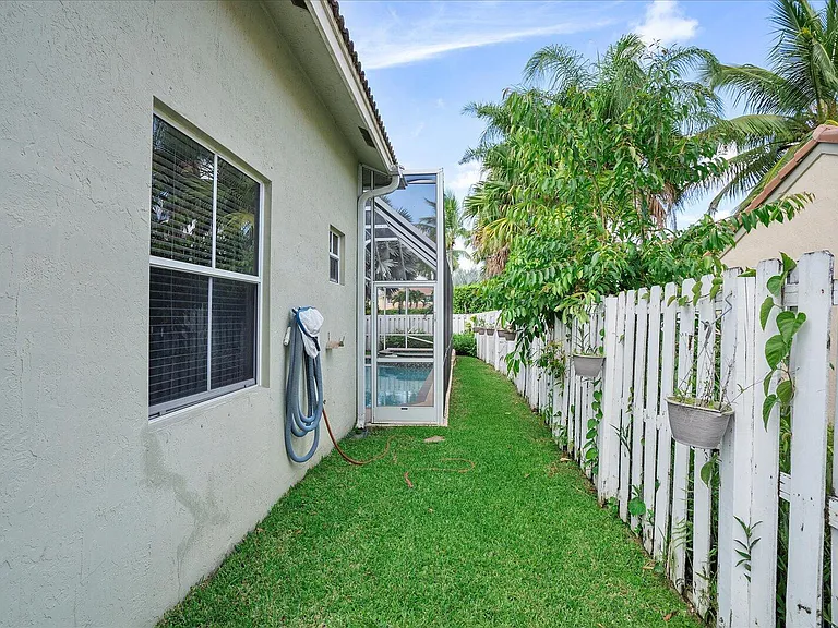 970 Greenwood Rd — Photo 45