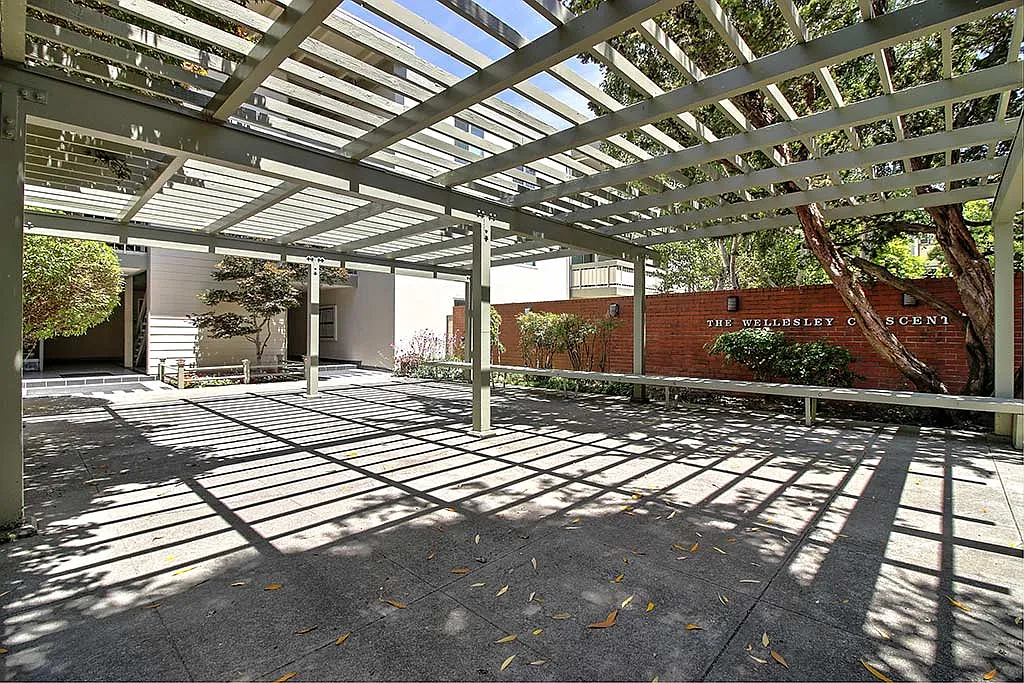 Wellesley Crescent — Photo 1