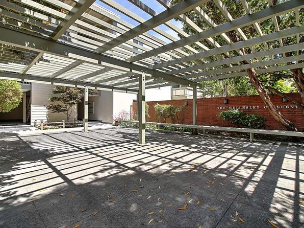 141 Wellesley Cres APT 207