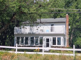 11317 E Shore Dr, Whitmore Lake, MI 48189