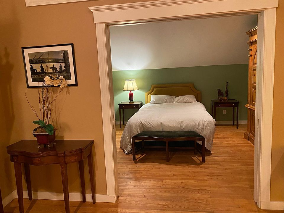 Bedroom with Queen Bed