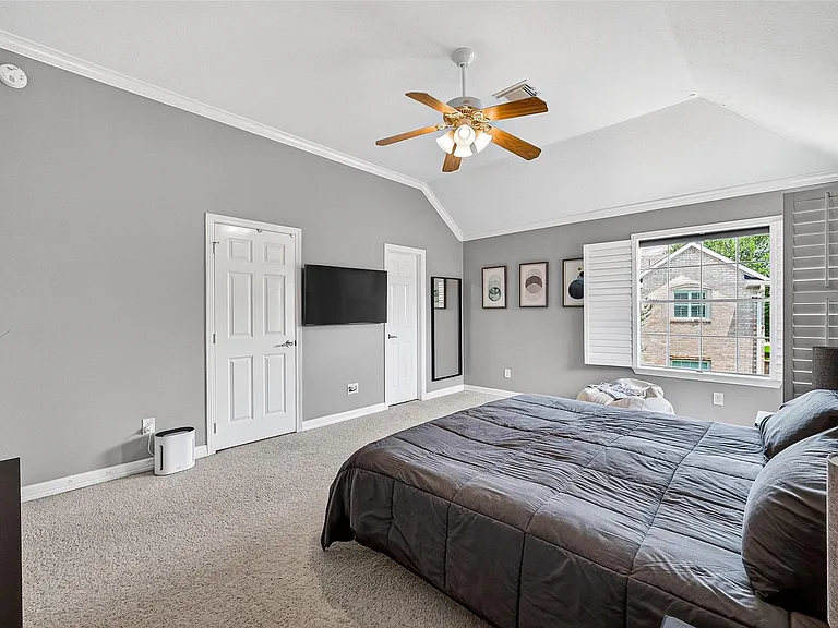 1015 Enclave Sq S — Photo 33