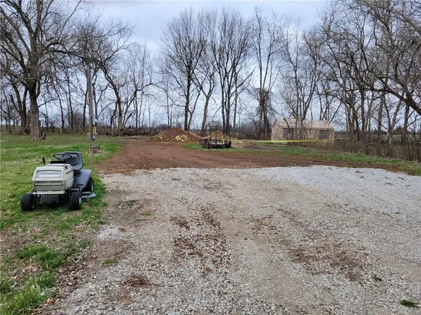 73 Wildwood Ln, Linn Valley, KS 66040